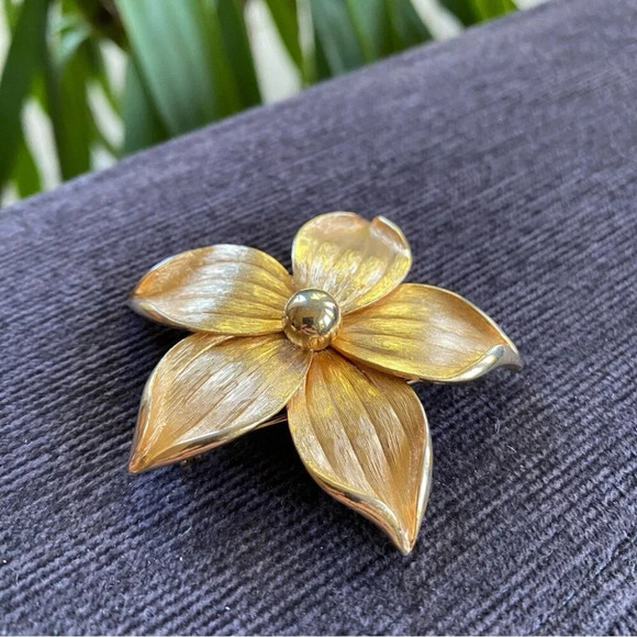 Vintage Signed Pastelli Textured  Gold Tone Floral Brooch - Picture 6 of 11